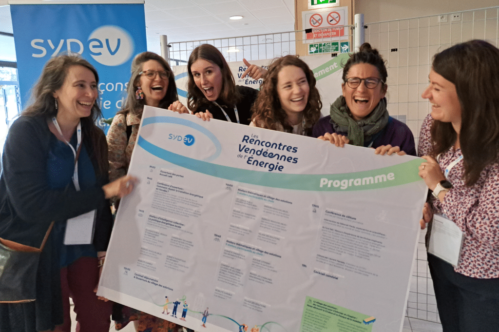 Les equipes de La Loncepterie et du SYDEV reunies devant le programme de l'evenement