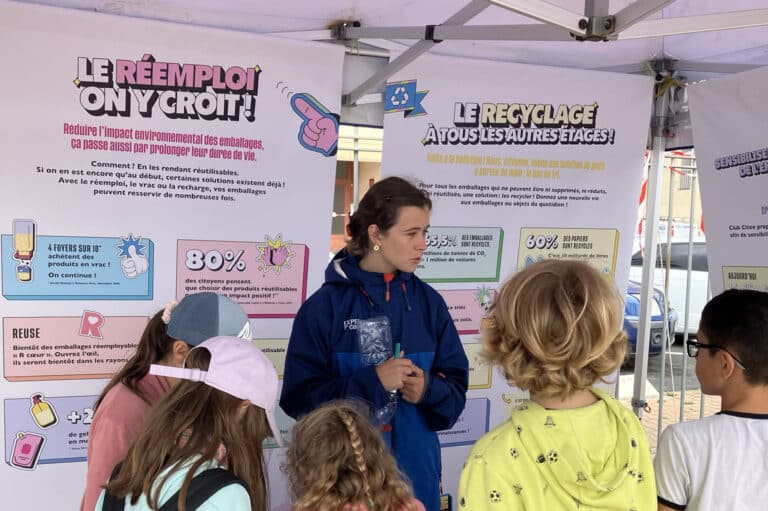 Photo animatrice et enfant au stand Citeo Tournée 7e Continent Site La Koncepterie